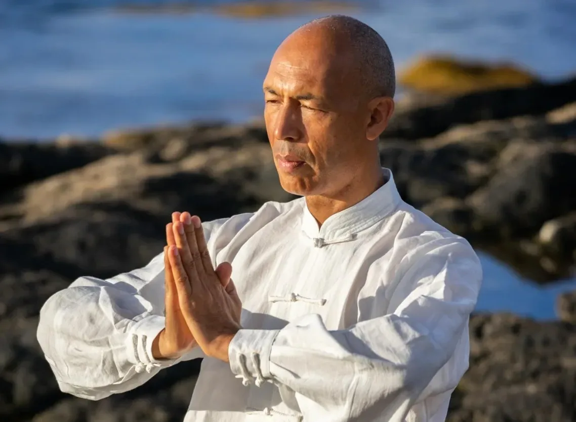 Deltagare under wellnessresa på norra Teneriffa med meditation, yoga och avkoppling i tropisk naturmiljö.
