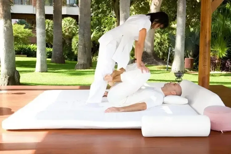 Deltagare under välbefinnanderetreat på norra Teneriffa med mindfulness och rörelse i lugn naturmiljö.